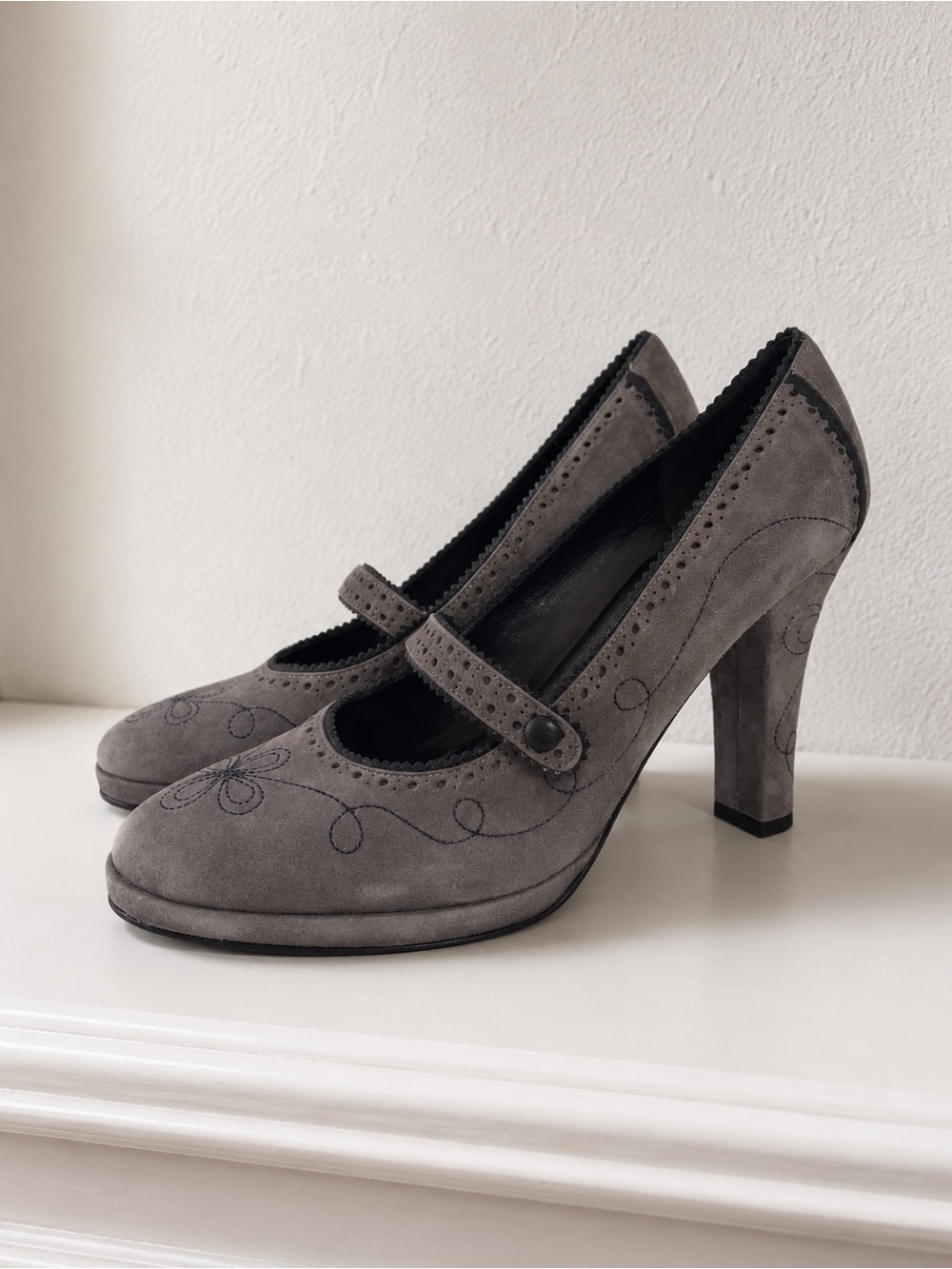 Isabella Fiori Made In Italy Gray Suede Embroidered Mary Jane Heels Size 10 EUC